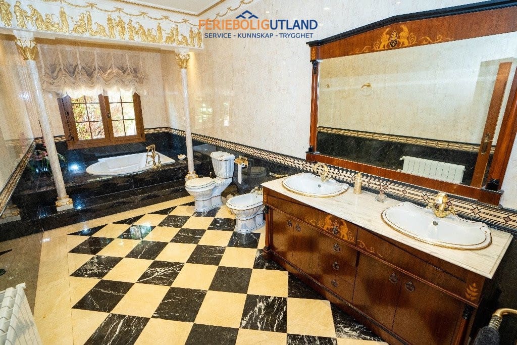 7 slaapkamer Villa te koop in Campoamor met zwembad garage - € 1.500.000 (Ref: 10006977)
