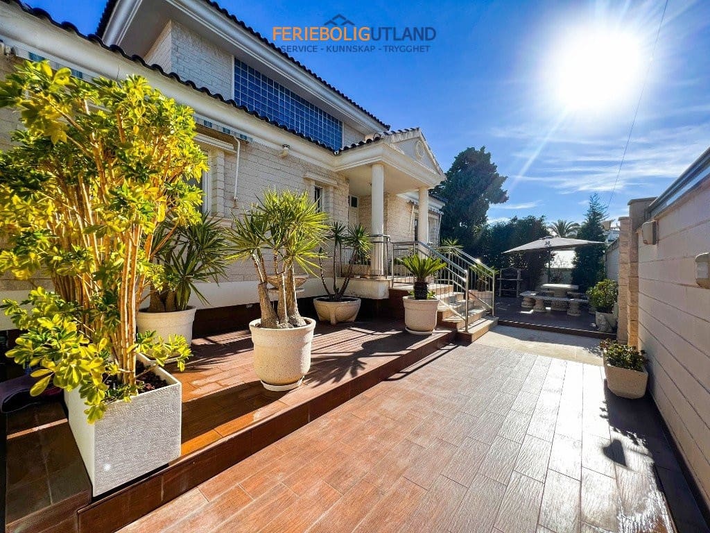5 sypialnia Willa na sprzedaż w La Mata z basenem garażem - 1 170 000 € (Ref: 10006978)