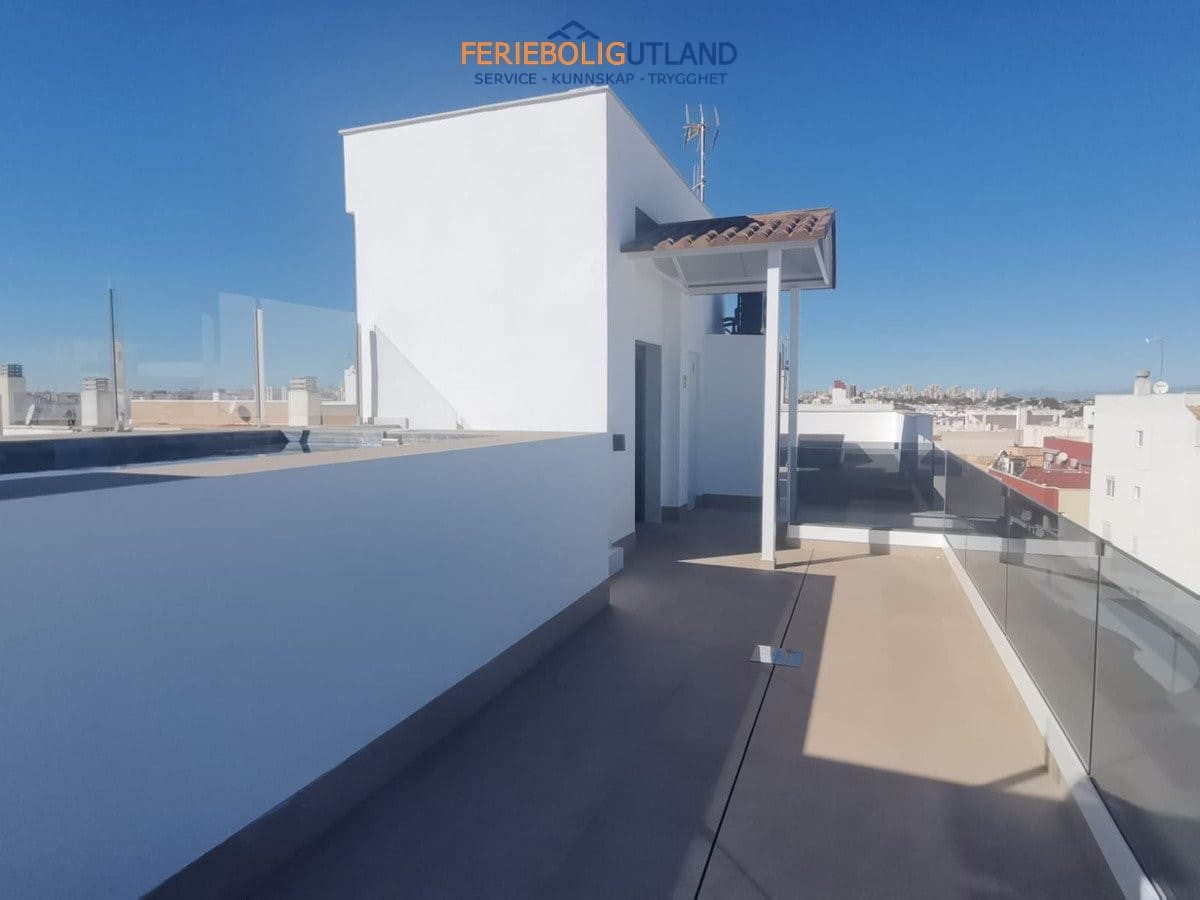 2 bedroom Penthouse for sale in Torrevieja with pool - € 459,000 (Ref: 10006996)