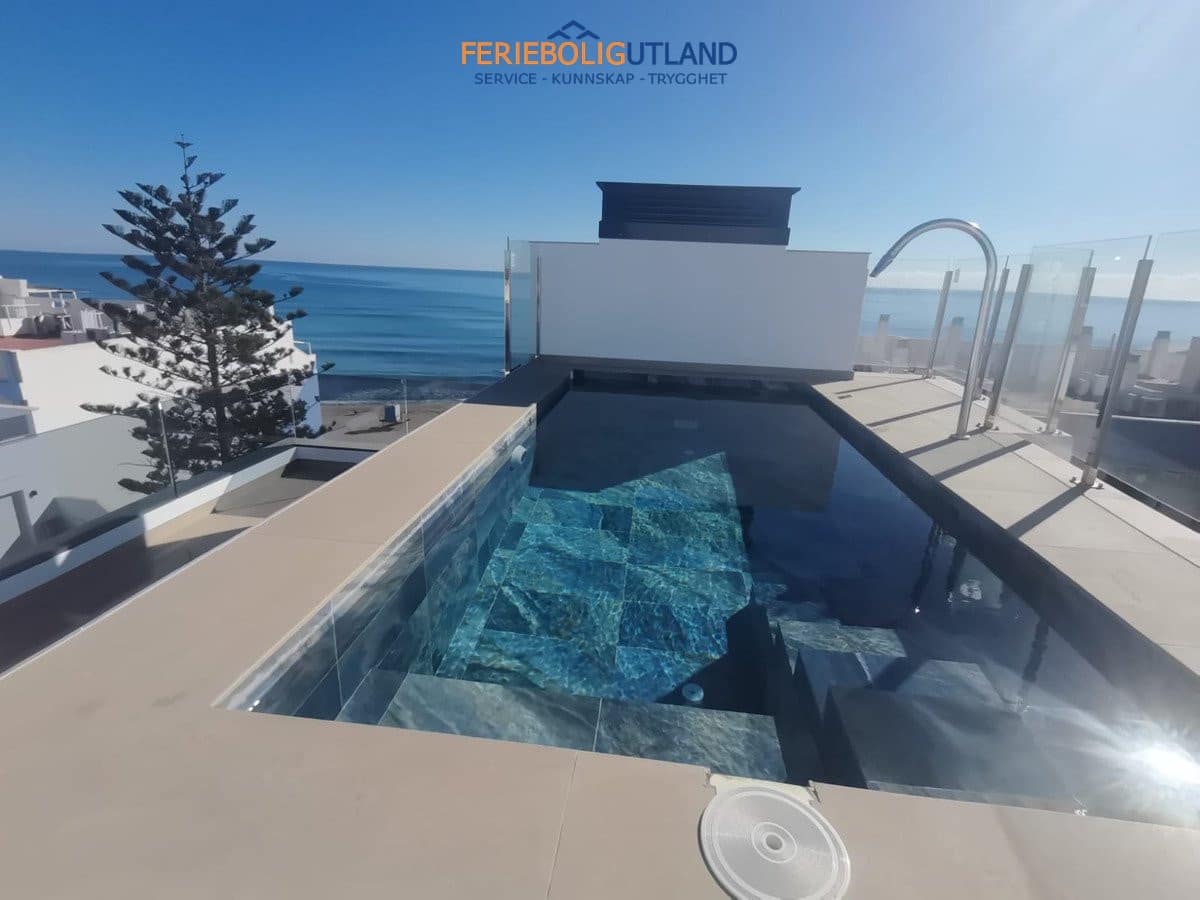 2 bedroom Penthouse for sale in Torrevieja with pool - € 459,000 (Ref: 10006996)