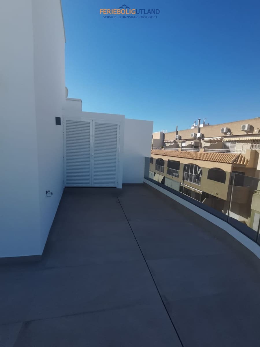 2 bedroom Penthouse for sale in Torrevieja with pool - € 459,000 (Ref: 10006996)