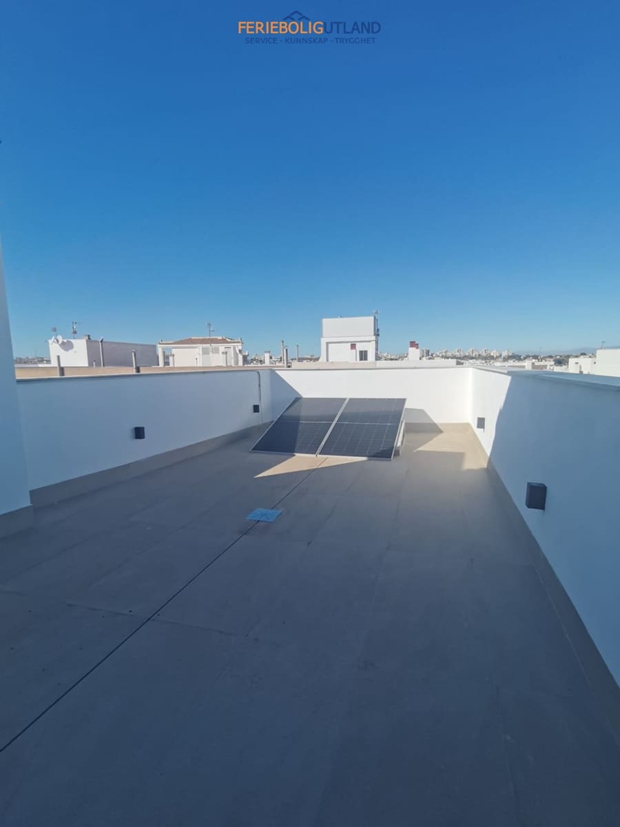 2 bedroom Penthouse for sale in Torrevieja with pool - € 459,000 (Ref: 10006996)