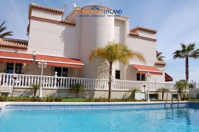 6 sypialnia Willa na sprzedaż w Playa Flamenca, Orihuela z basenem garażem - 1 995 000 € (Ref: 10007002)
