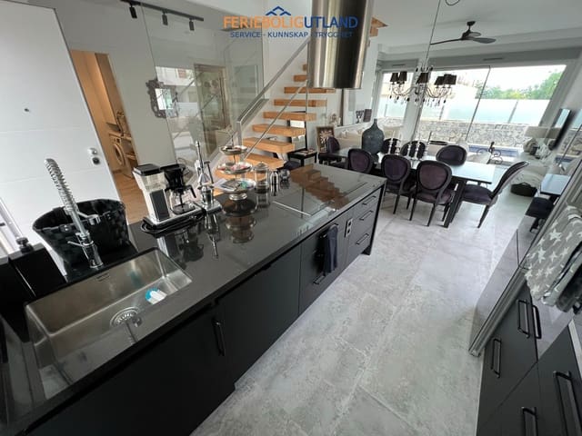 3 soverom Villa til salgs i Mil Palmeras, Pilar de la Horadada med svømmebasseng garasje - € 535 000 (Ref: 10007012)
