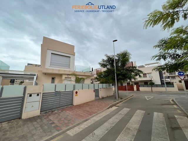3 soverom Villa til salgs i Mil Palmeras, Pilar de la Horadada med svømmebasseng garasje - € 535 000 (Ref: 10007012)