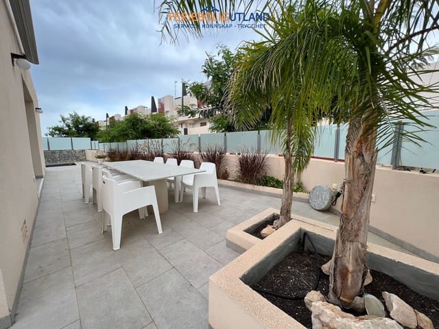 3 soverom Villa til salgs i Mil Palmeras, Pilar de la Horadada med svømmebasseng garasje - € 535 000 (Ref: 10007012)