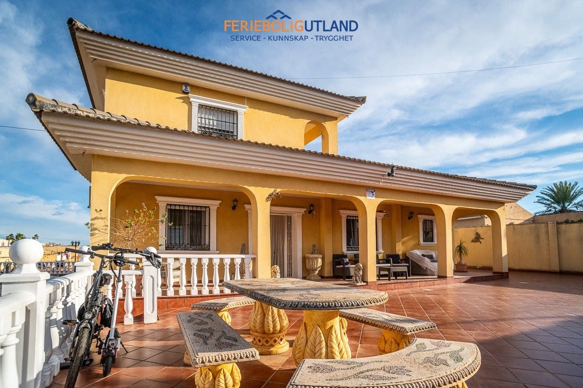 Chalet de 6 habitaciones en Torrevieja en venta con piscina garaje - 580.000 € (Ref: 10007017)