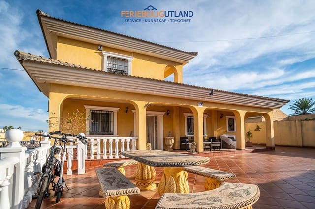Chalet de 6 habitaciones en Los Balcones - Los Altos, Torrevieja en venta con piscina garaje - 580.000 € (Ref: 10007017)