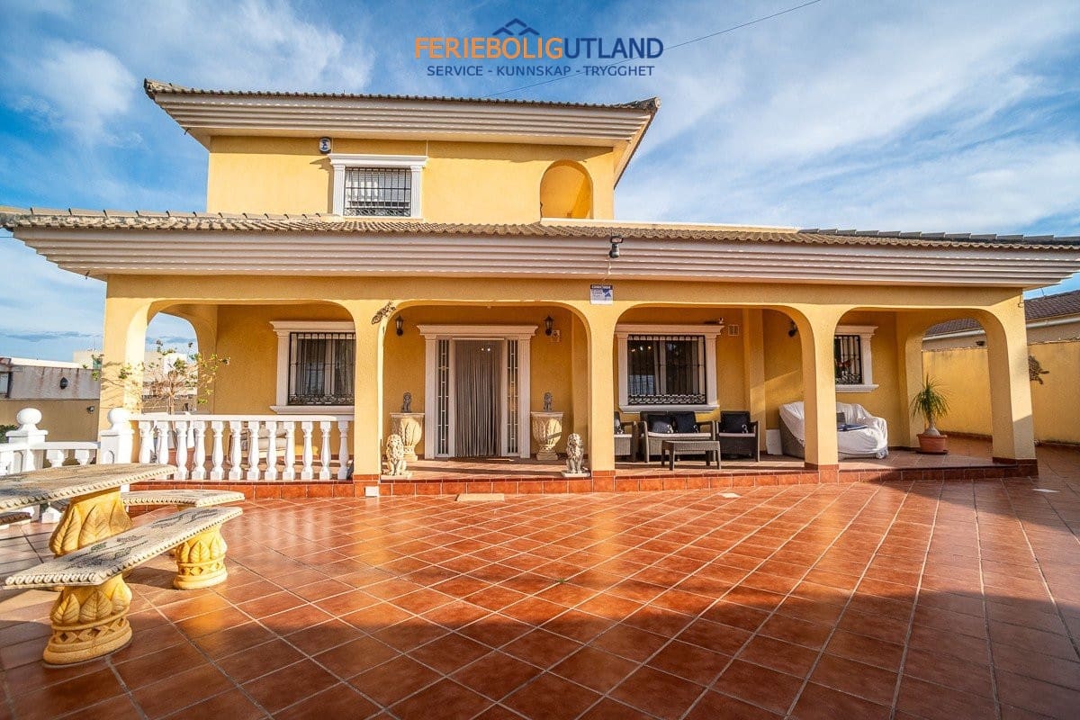 Chalet de 6 habitaciones en Torrevieja en venta con piscina garaje - 580.000 € (Ref: 10007017)