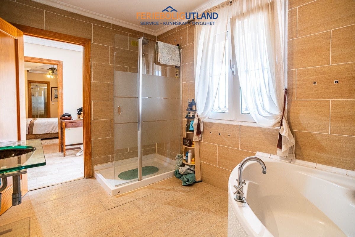 Chalet de 6 habitaciones en Torrevieja en venta con piscina garaje - 580.000 € (Ref: 10007017)