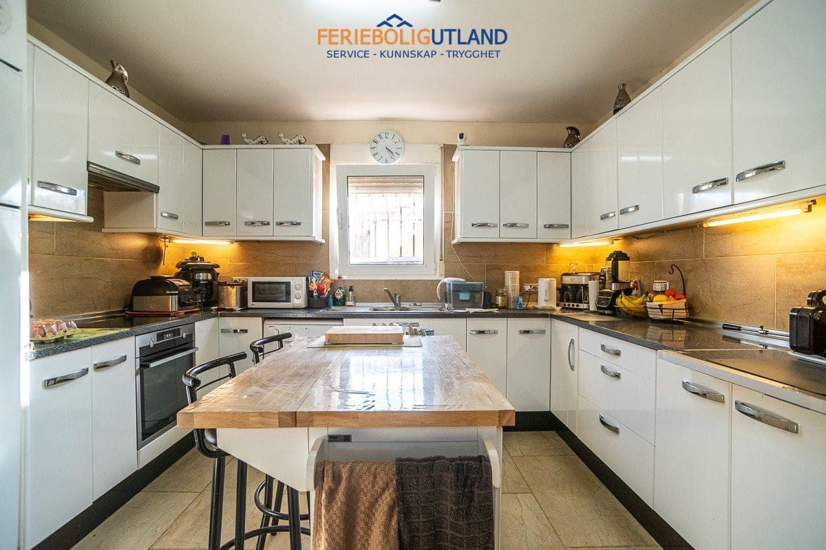 Chalet de 6 habitaciones en Torrevieja en venta con piscina garaje - 580.000 € (Ref: 10007017)