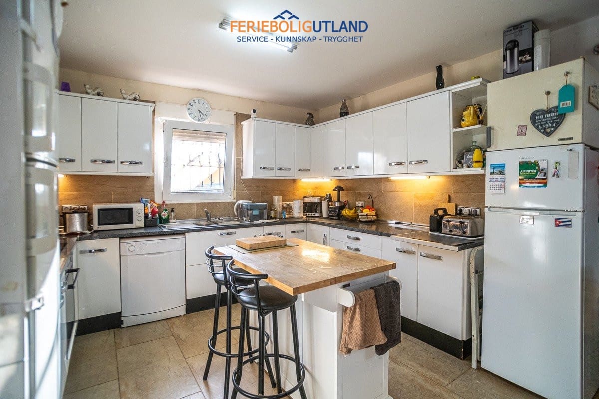 Chalet de 6 habitaciones en Torrevieja en venta con piscina garaje - 580.000 € (Ref: 10007017)