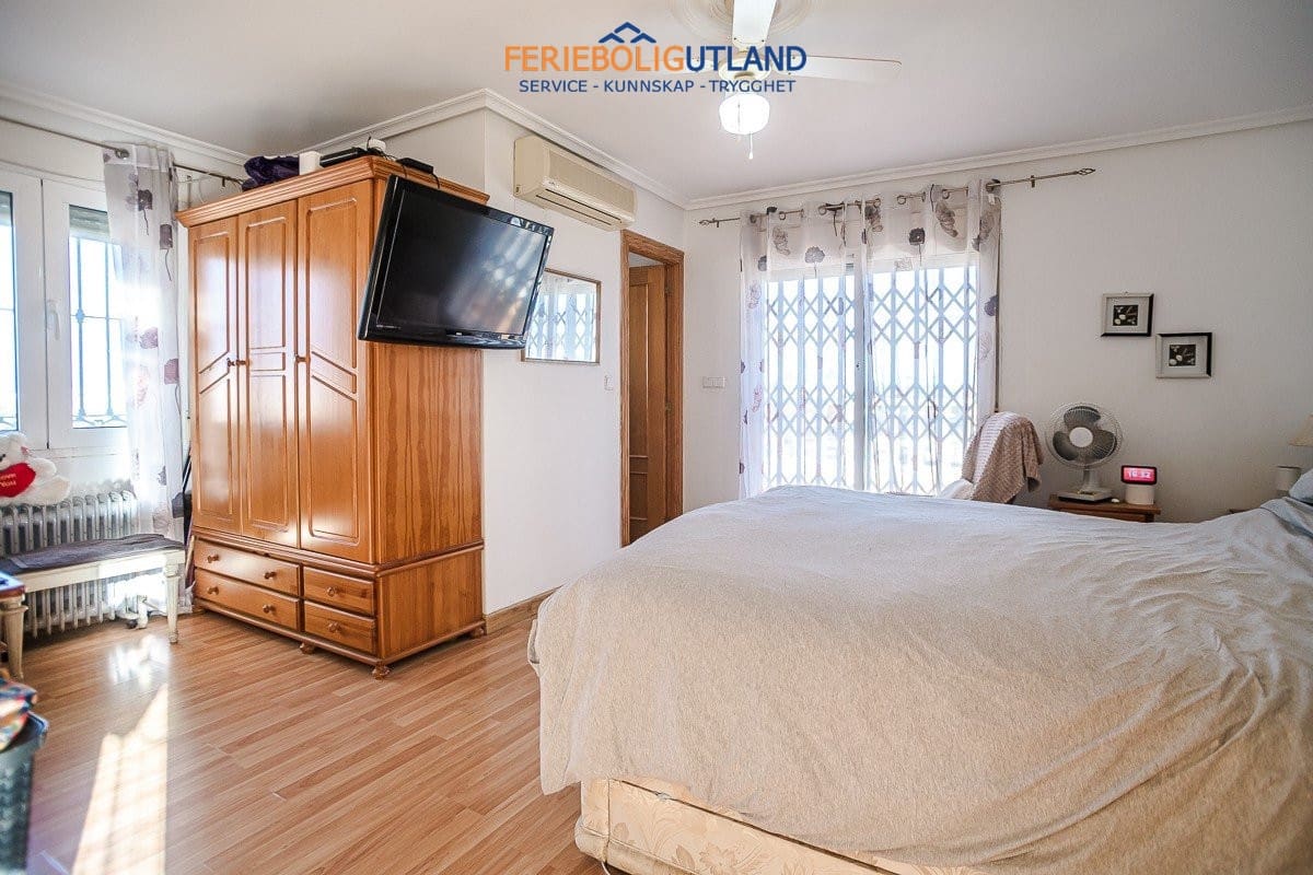 Chalet de 6 habitaciones en Torrevieja en venta con piscina garaje - 580.000 € (Ref: 10007017)