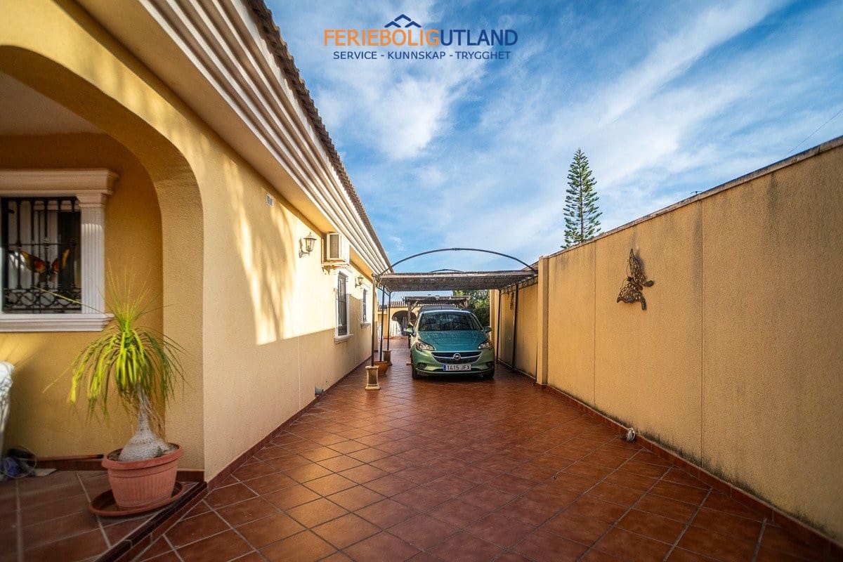 Chalet de 6 habitaciones en Torrevieja en venta con piscina garaje - 580.000 € (Ref: 10007017)