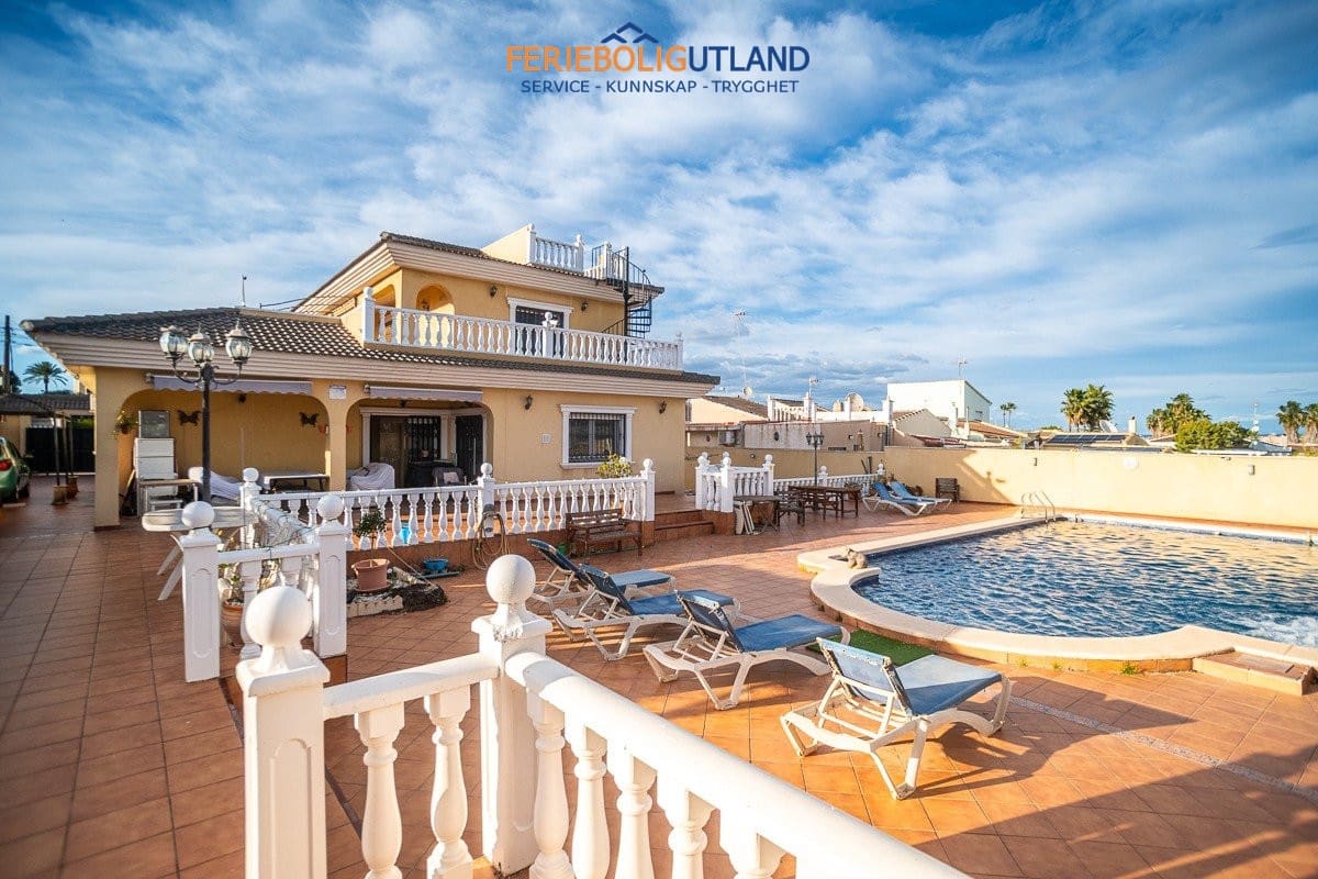 Chalet de 6 habitaciones en Torrevieja en venta con piscina garaje - 580.000 € (Ref: 10007017)