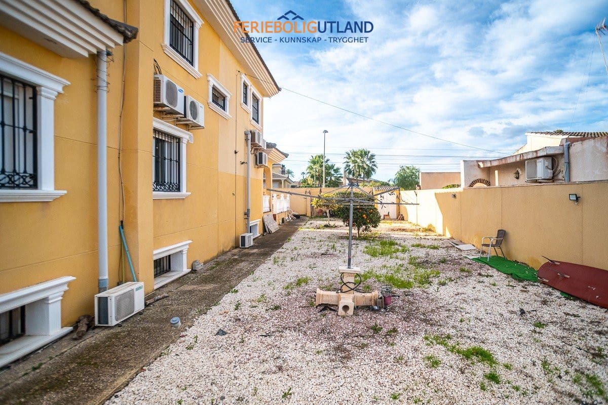 Chalet de 6 habitaciones en Torrevieja en venta con piscina garaje - 580.000 € (Ref: 10007017)
