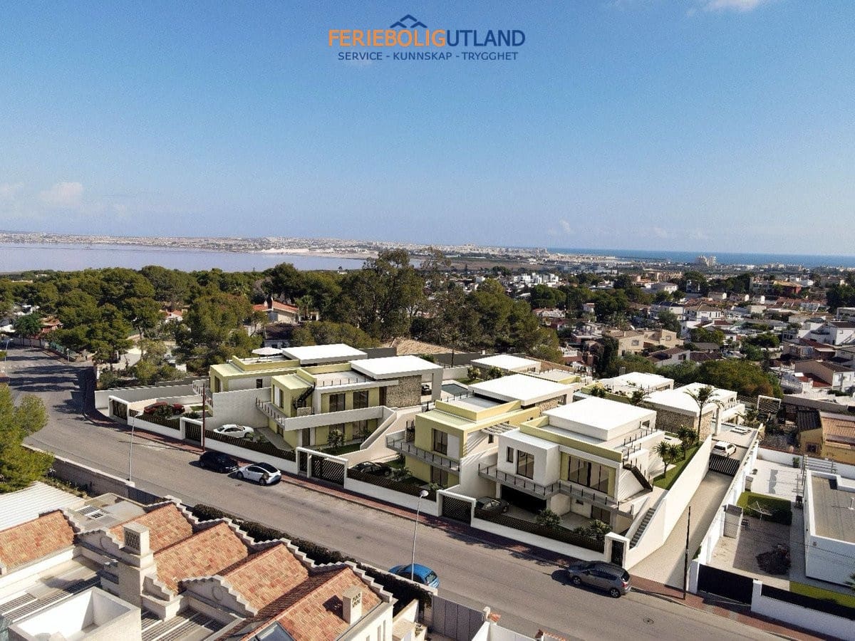 3 soverom Villa til salgs i Torrevieja med svømmebasseng garasje - € 725 000 (Ref: 10007032)