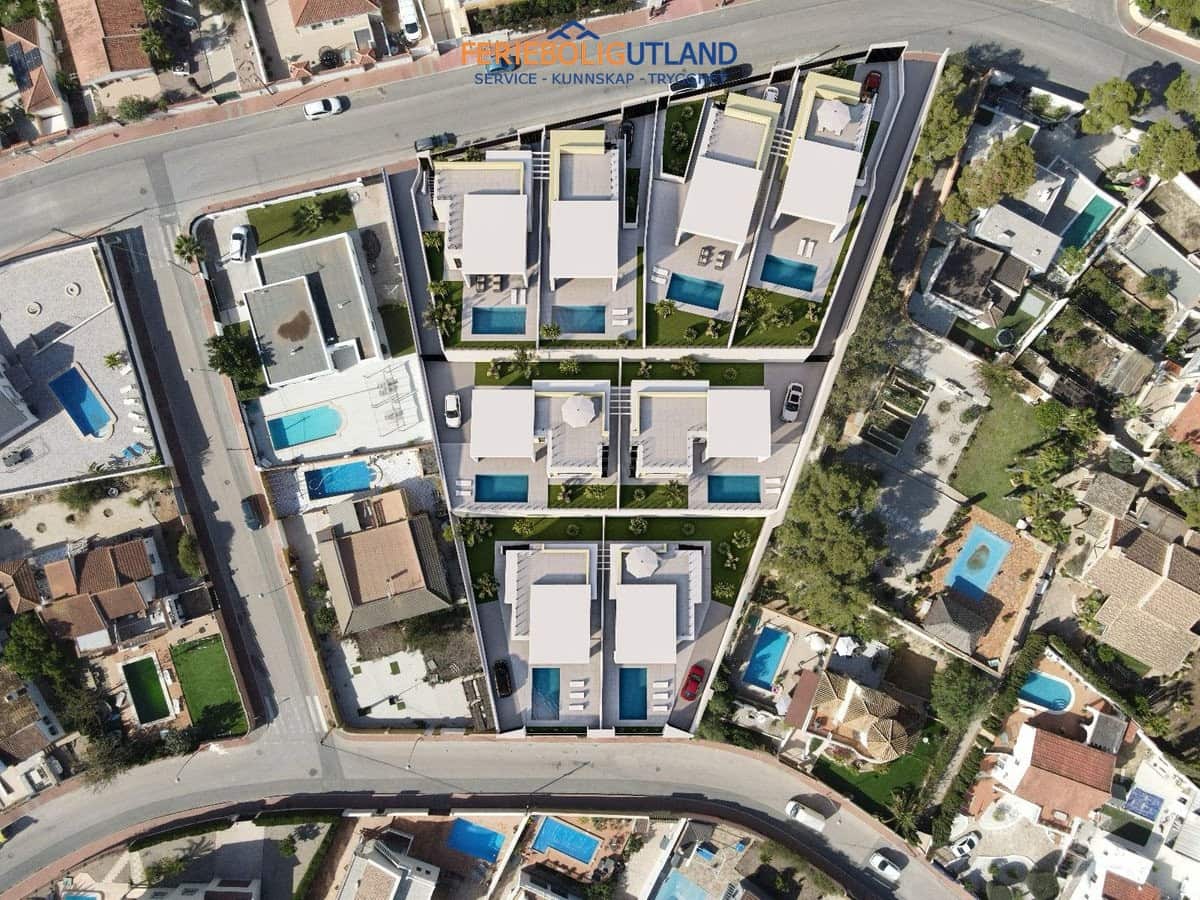 3 soverom Villa til salgs i Torrevieja med svømmebasseng garasje - € 725 000 (Ref: 10007032)