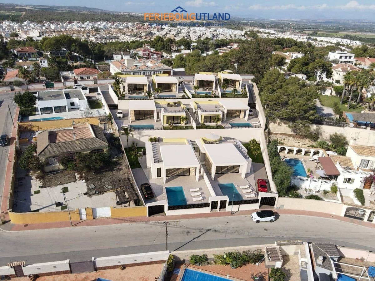 3 soverom Villa til salgs i Torrevieja med svømmebasseng garasje - € 725 000 (Ref: 10007032)