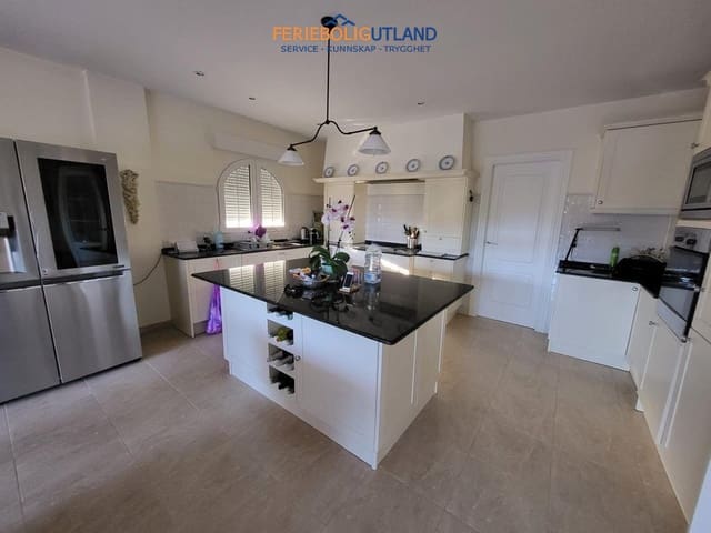 4 chambre Villa/Maison à vendre à Playa Flamenca, Orihuela avec piscine - 860 000 € (Ref: 10007038)