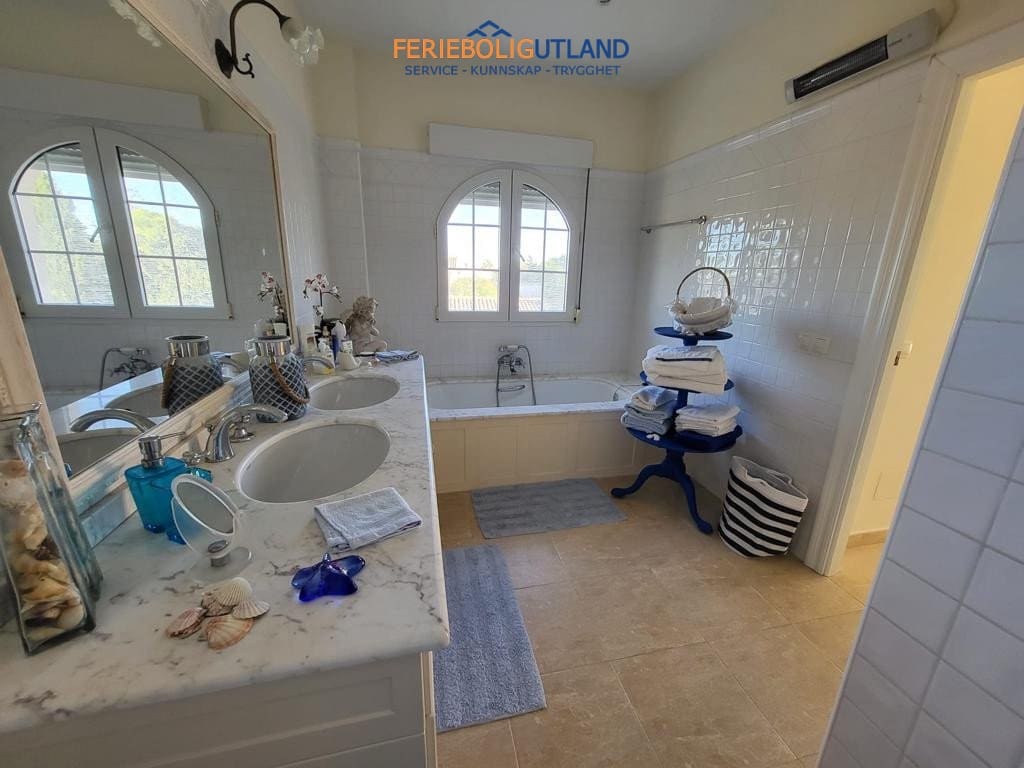 4 chambre Villa/Maison à vendre à Playa Flamenca avec piscine - 860 000 € (Ref: 10007038)