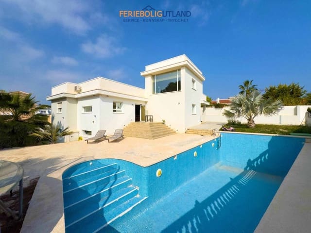 Chalet de 4 habitaciones en Ciudad Quesada, Rojales en venta con piscina garaje - 549.000 € (Ref: 10007058)