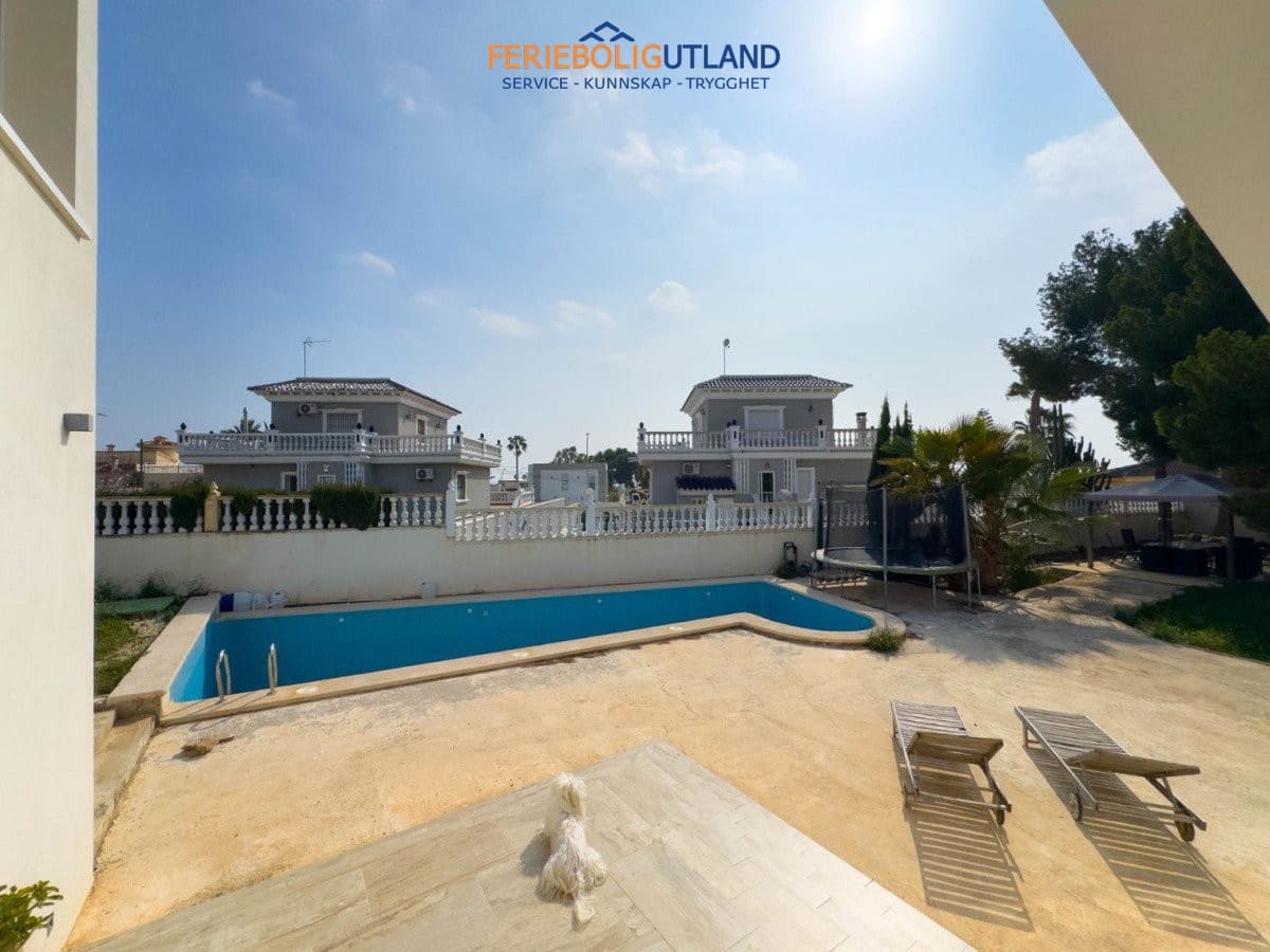 Chalet de 4 habitaciones en Ciudad Quesada en venta con piscina garaje - 549.000 € (Ref: 10007058)
