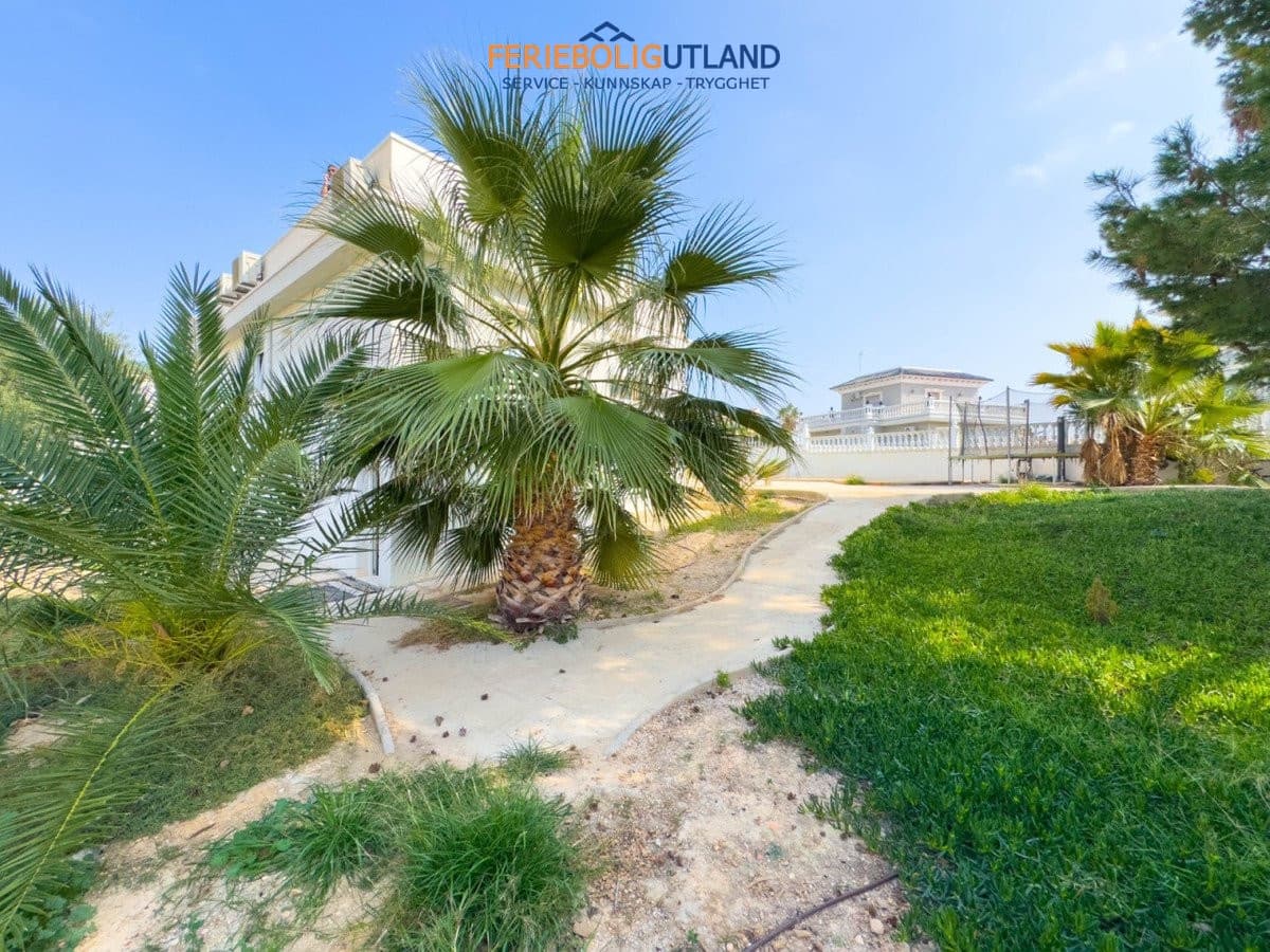 Chalet de 4 habitaciones en Ciudad Quesada en venta con piscina garaje - 549.000 € (Ref: 10007058)