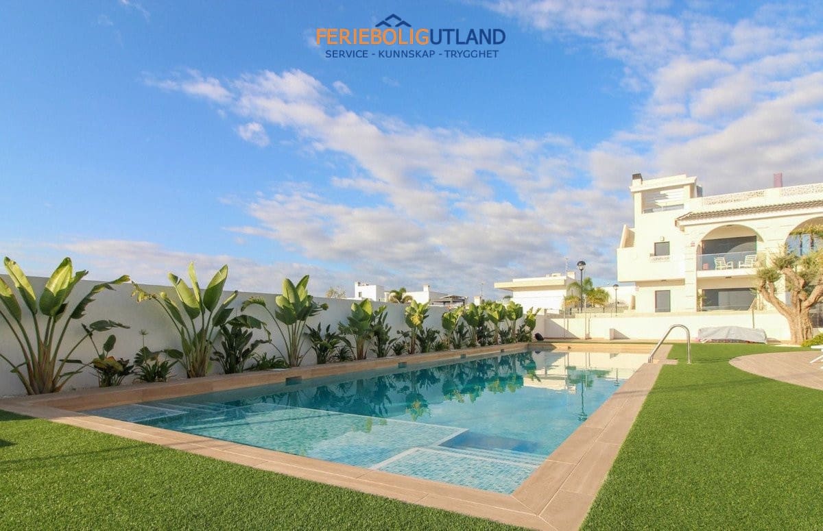2 bedroom Penthouse for sale in Ciudad Quesada with pool - € 349,900 (Ref: 10007059)