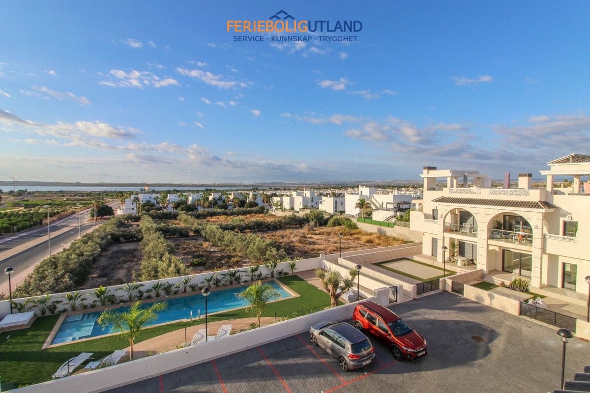 2 bedroom Penthouse for sale in Ciudad Quesada with pool - € 349,900 (Ref: 10007059)