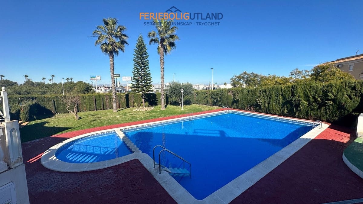 2 soveværelse Bungalow til salg i Torrevieja med swimmingpool - € 179.900 (Ref: 10007067)