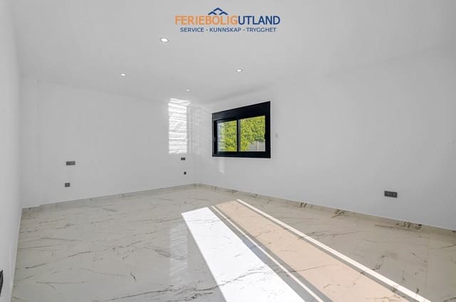4 soverom Villa til salgs i Dehesa de Campoamor, Orihuela med svømmebasseng garasje - € 985 000 (Ref: 10007071)