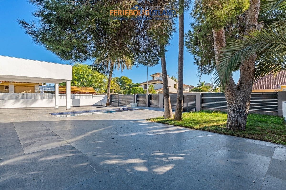 4 soverom Villa til salgs i Campoamor med svømmebasseng garasje - € 985 000 (Ref: 10007071)
