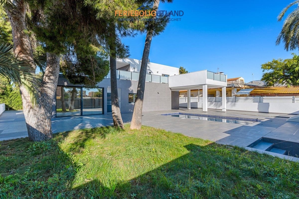 4 soverom Villa til salgs i Campoamor med svømmebasseng garasje - € 985 000 (Ref: 10007071)