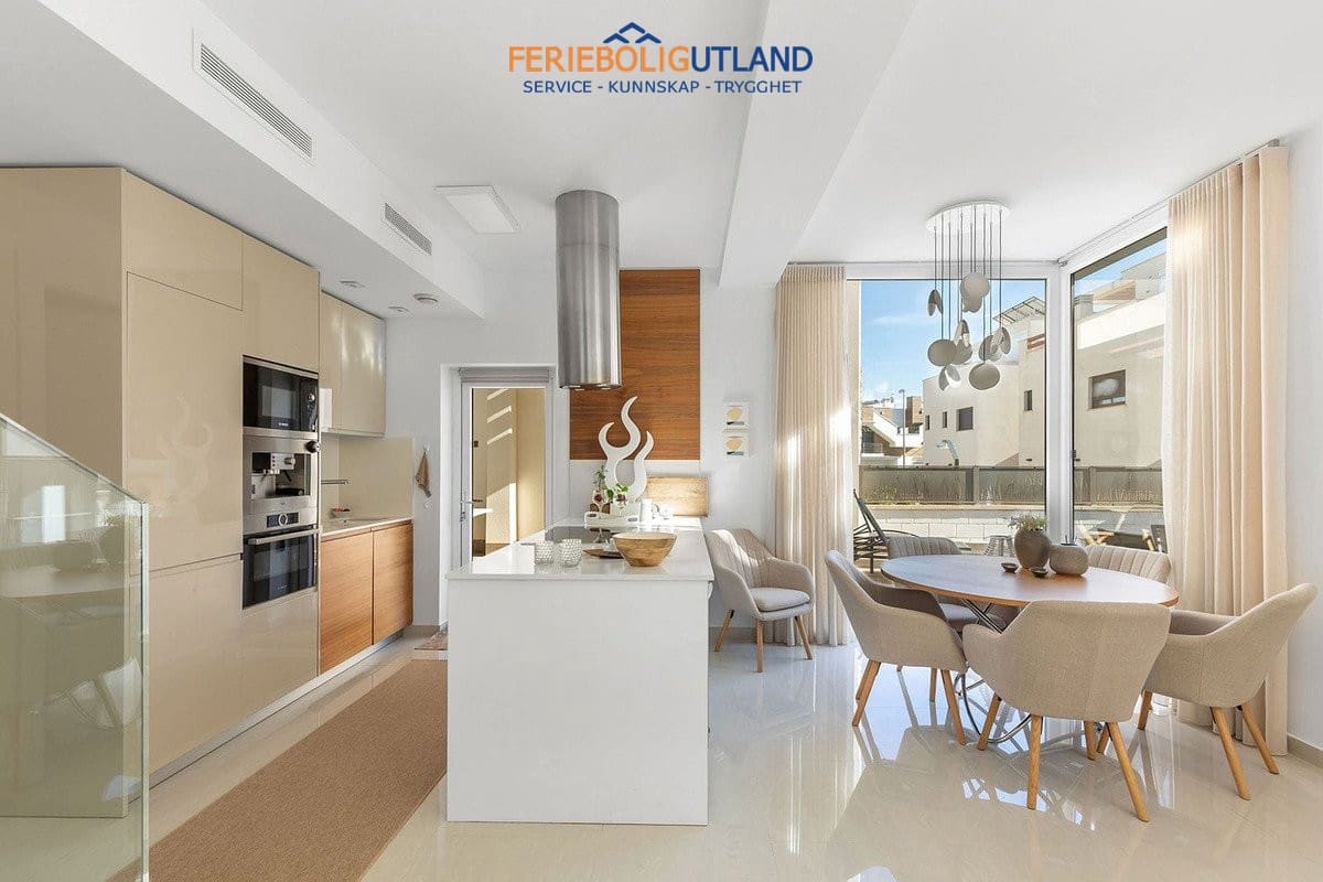 3 soverom Villa til salgs i Ciudad Quesada med svømmebasseng garasje - € 449 000 (Ref: 10007082)