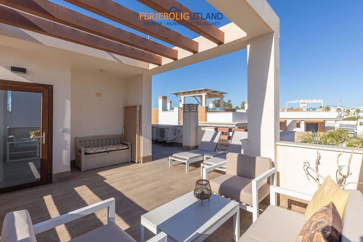 3 soverom Villa til salgs i Ciudad Quesada med svømmebasseng garasje - € 449 000 (Ref: 10007082)