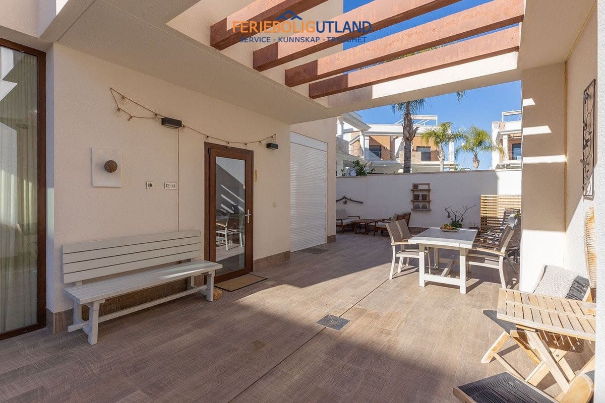 3 soverom Villa til salgs i Ciudad Quesada med svømmebasseng garasje - € 449 000 (Ref: 10007082)