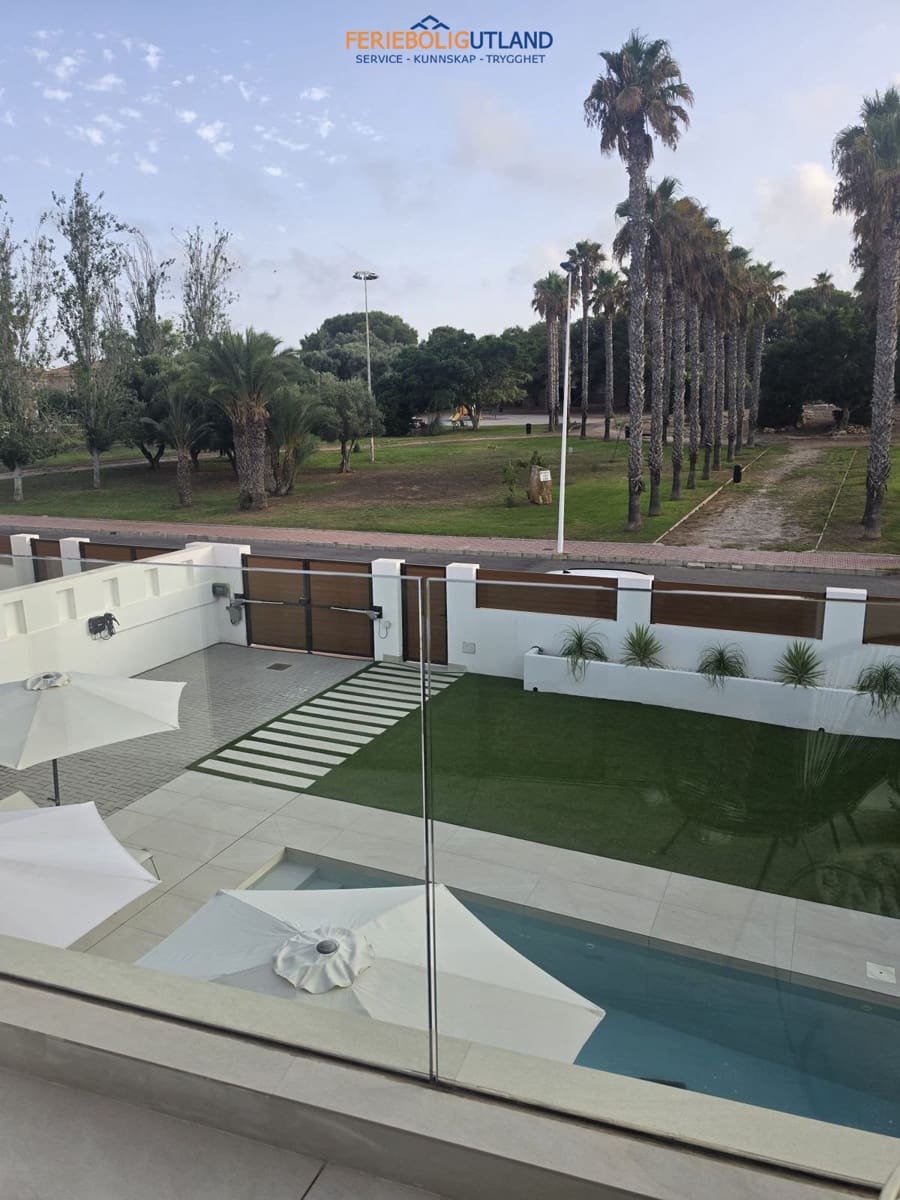 4 bedroom Villa for sale in Torrevieja with pool garage - € 1,050,000 (Ref: 10011924)