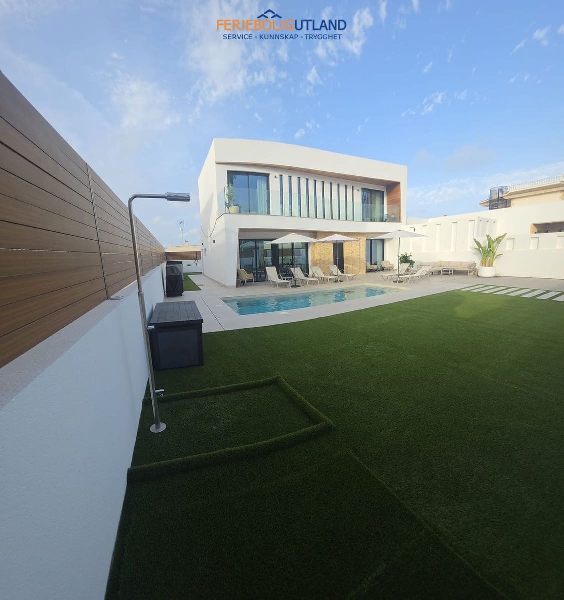 4 bedroom Villa for sale in Torrevieja with pool garage - € 1,050,000 (Ref: 10011924)