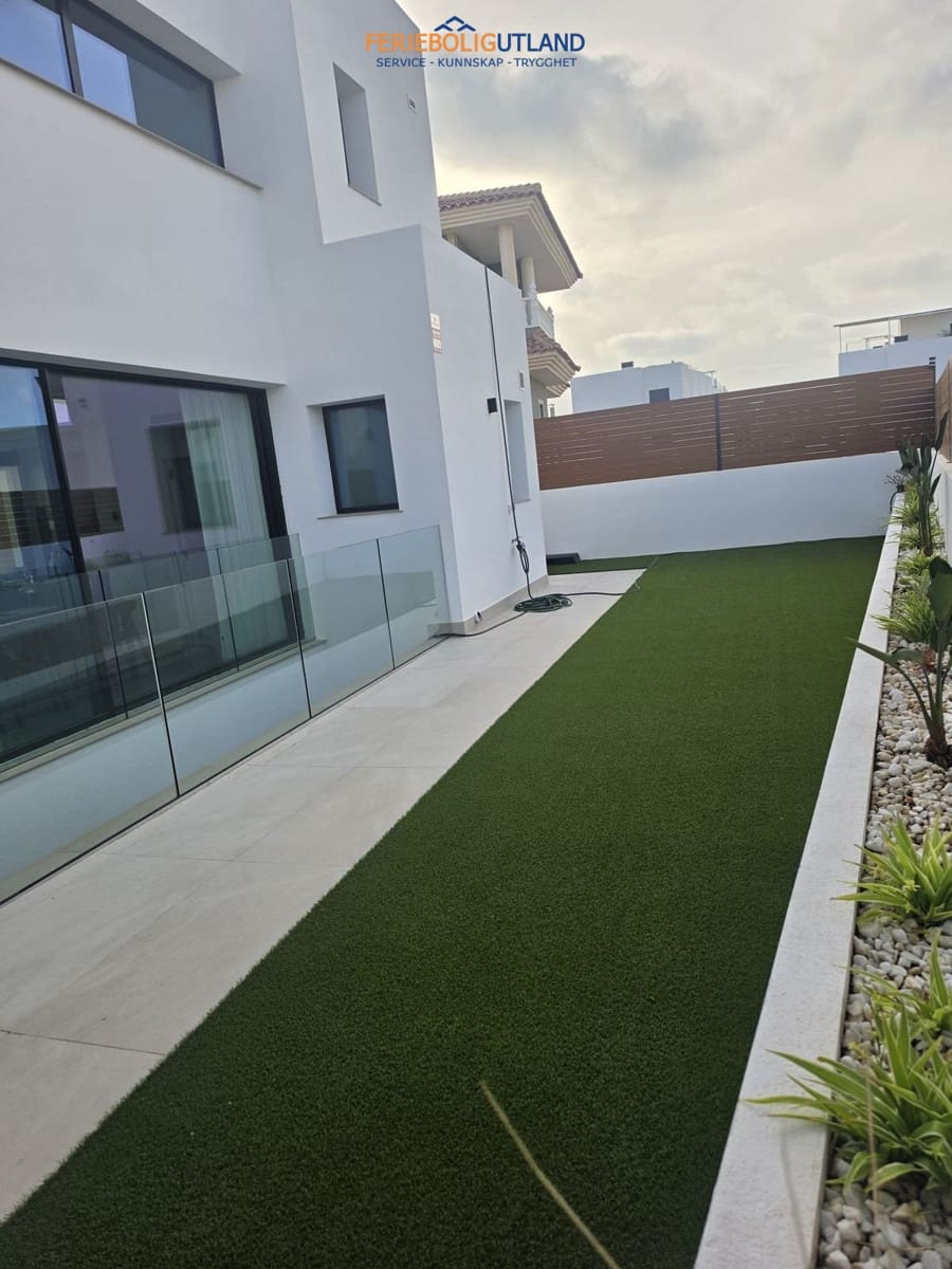 4 bedroom Villa for sale in Torrevieja with pool garage - € 1,050,000 (Ref: 10011924)