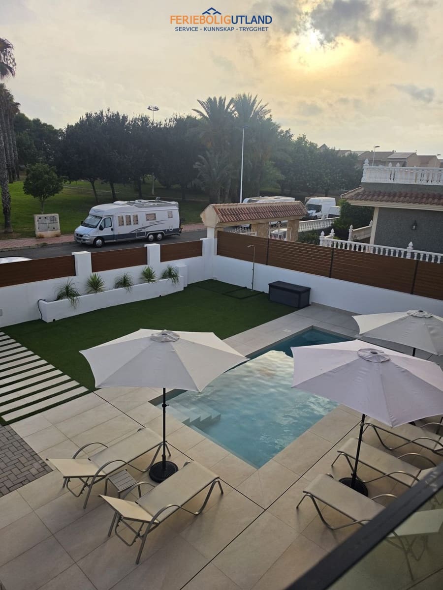 4 bedroom Villa for sale in Torrevieja with pool garage - € 1,050,000 (Ref: 10011924)