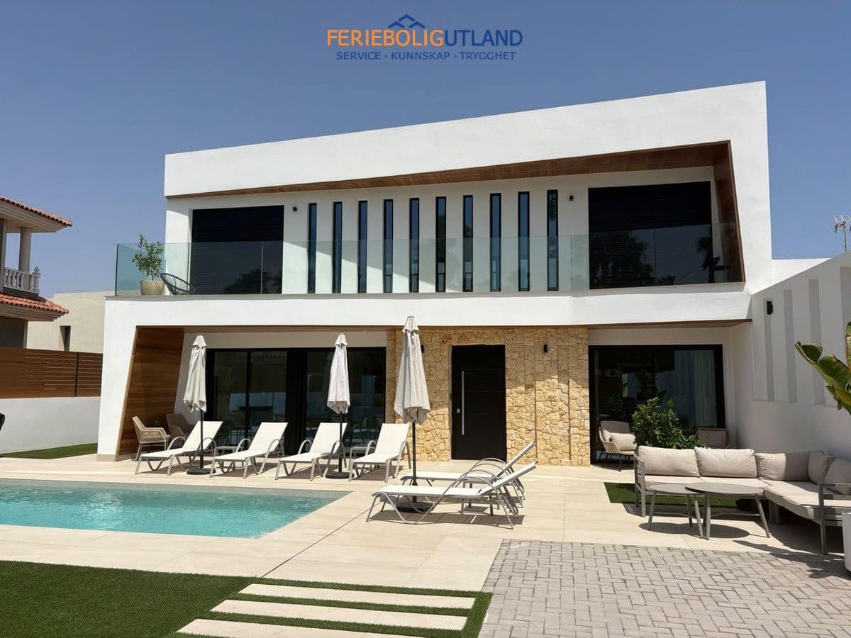 4 bedroom Villa for sale in Torrevieja with pool garage - € 1,050,000 (Ref: 10011924)