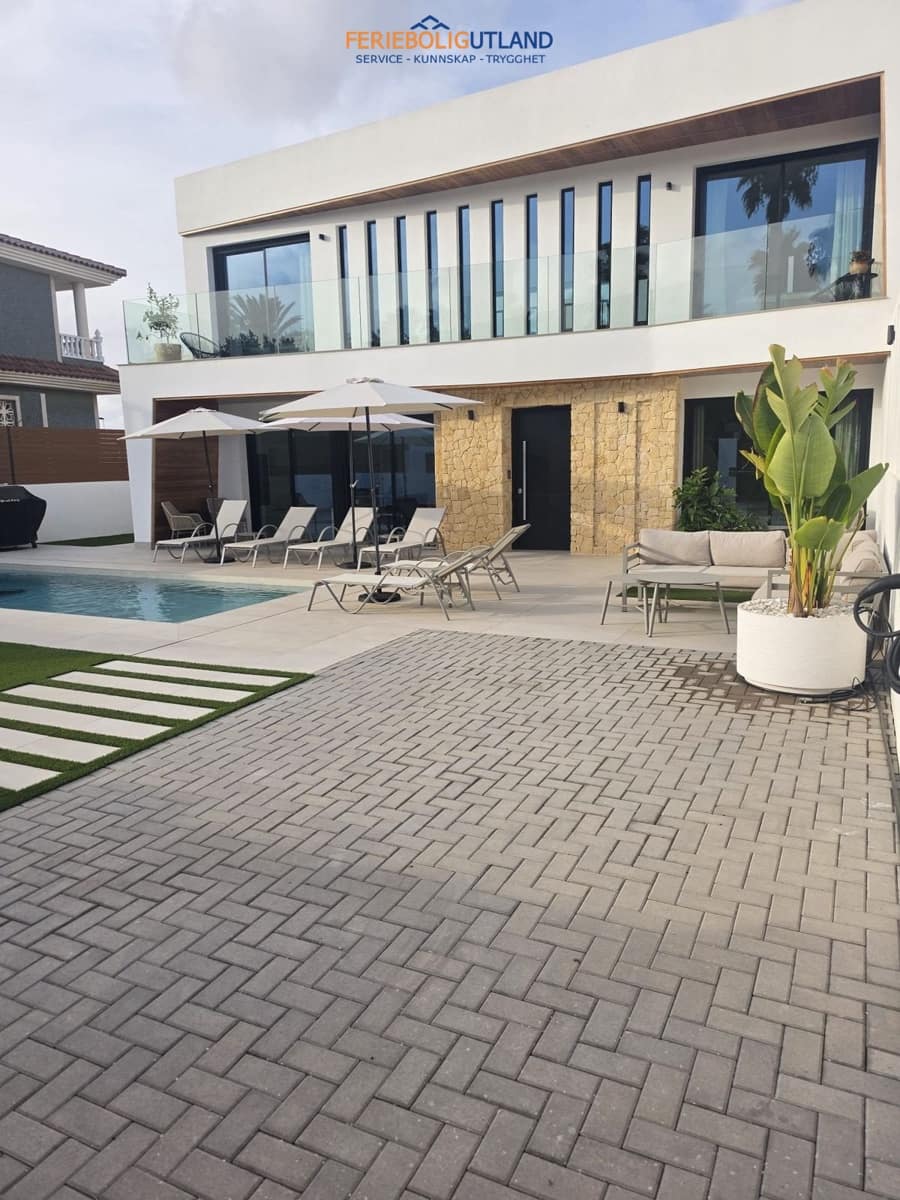 4 bedroom Villa for sale in Torrevieja with pool garage - € 1,050,000 (Ref: 10011924)