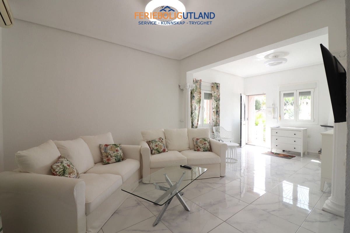 Chalet de 3 habitaciones en Ciudad Quesada en venta con piscina garaje - 394.950 € (Ref: 10011925)