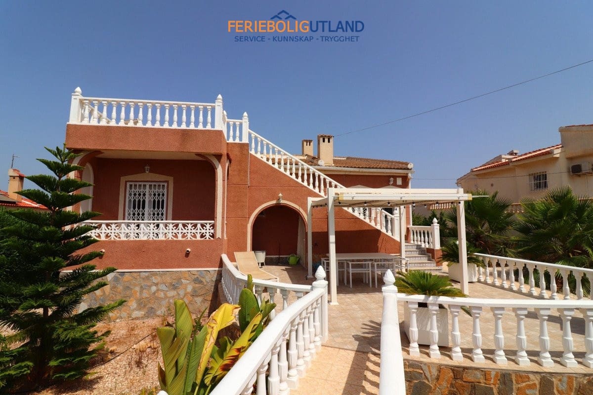 Chalet de 3 habitaciones en Ciudad Quesada en venta con piscina garaje - 394.950 € (Ref: 10011925)