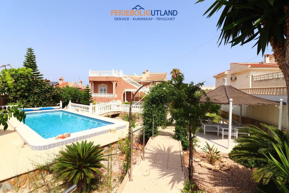 Chalet de 3 habitaciones en Ciudad Quesada en venta con piscina garaje - 394.950 € (Ref: 10011925)