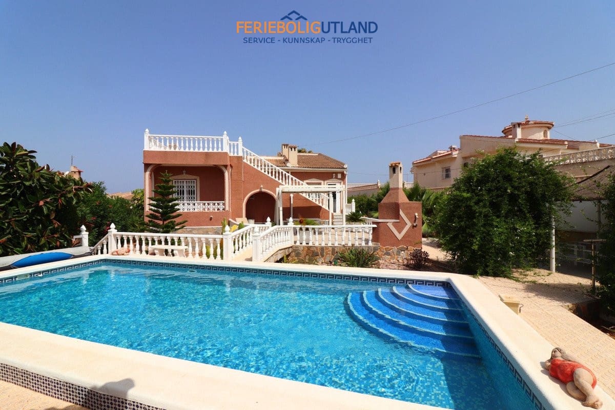 Chalet de 3 habitaciones en Ciudad Quesada en venta con piscina garaje - 394.950 € (Ref: 10011925)