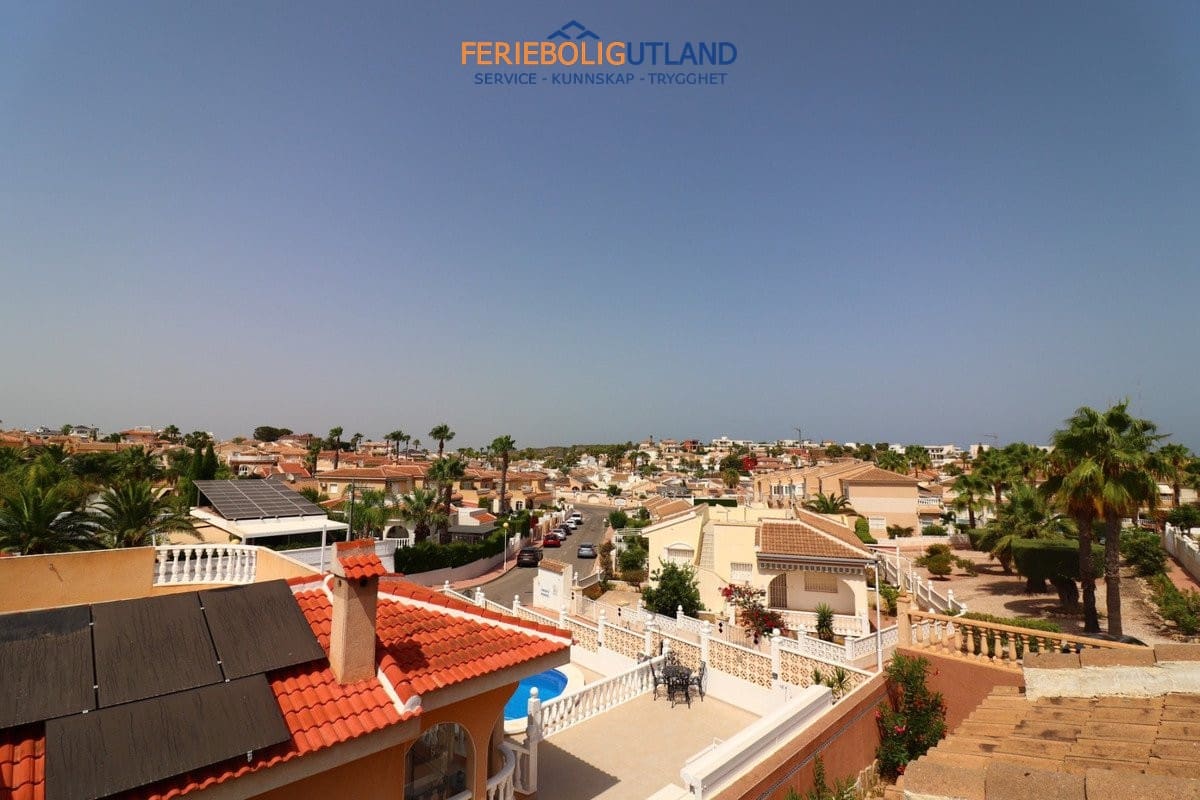 Chalet de 3 habitaciones en Ciudad Quesada en venta con piscina garaje - 394.950 € (Ref: 10011925)