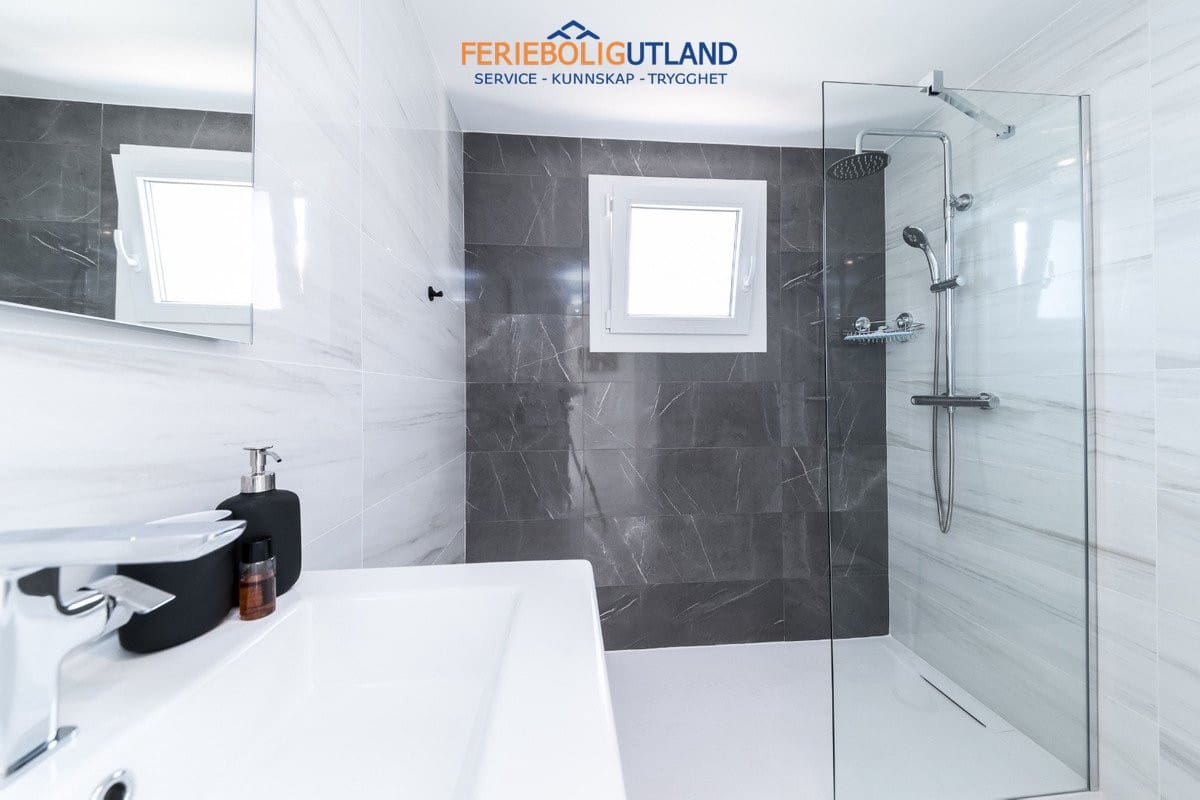 Apartamento de 2 habitaciones en Torrevieja en venta con piscina garaje - 495.000 € (Ref: 10012251)