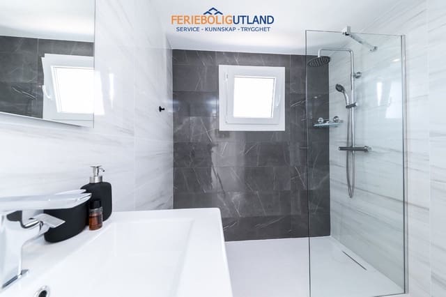 Apartamento de 2 habitaciones en Puerto Deportivo, Torrevieja en venta con piscina garaje - 495.000 € (Ref: 10012251)